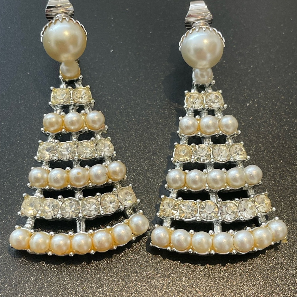 Lovely Vintage triangular shaped clip on earrings